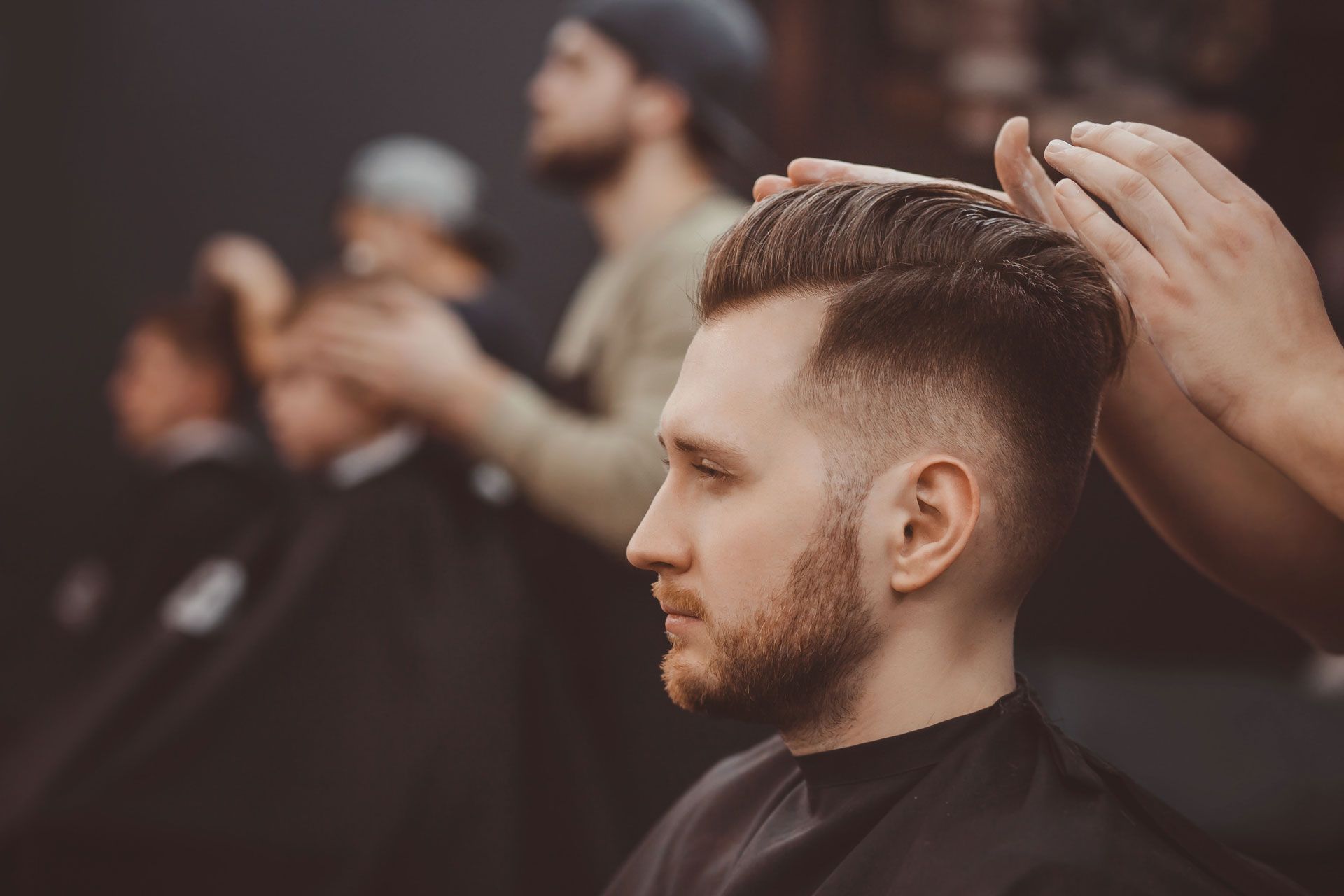 Haarstyling eines Herren